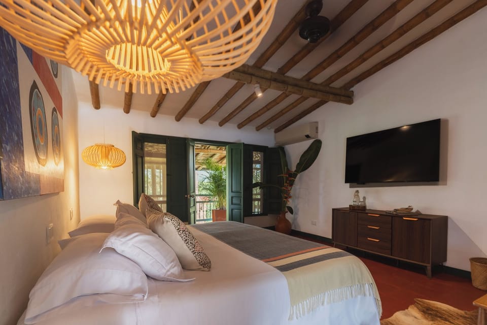 Junior Double Room | Minibar, bed sheets