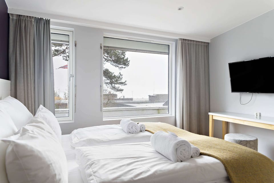 Premium bedding, pillowtop beds, blackout drapes, cribs/infant beds