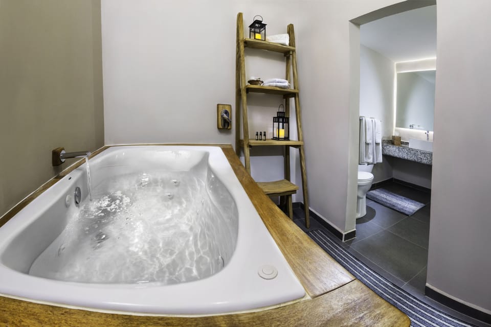 Superior Suite, 1 King Bed, Hot Tub | Jetted tub