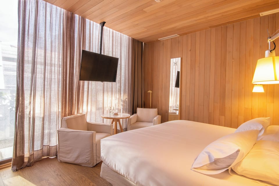 Deluxe Room, Balcony | Premium bedding, down comforters, pillowtop beds, minibar