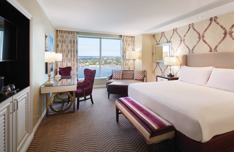 Harrahs Deluxe, 1 King | Pillowtop beds, in-room safe, desk, laptop workspace