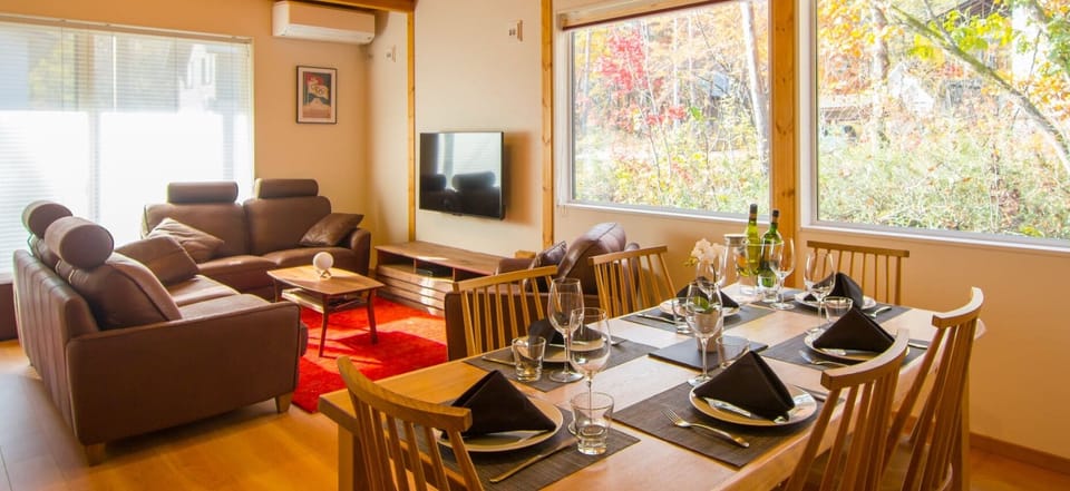 Cascade Chalet - 3 bedroom - Echoland Area, Non Smoking | Living area | 40-inch Smart TV with satellite channels, TV, Netflix
