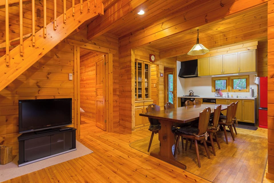 Bamboo Creek Chalet  - 4 bedroom - Misorano Area, Non Smoking | Living area | 40-inch Smart TV with satellite channels, TV, Netflix