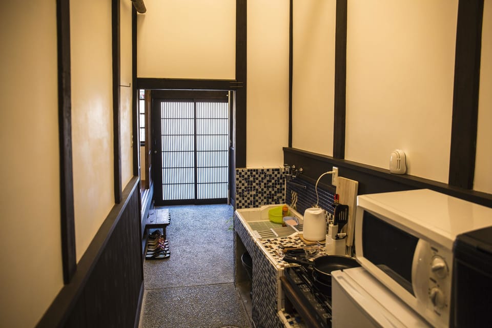 Comfort Townhome, 2 Bedrooms, Non Smoking, Garden View | Private kitchen | Fridge, microwave, stovetop, electric kettle