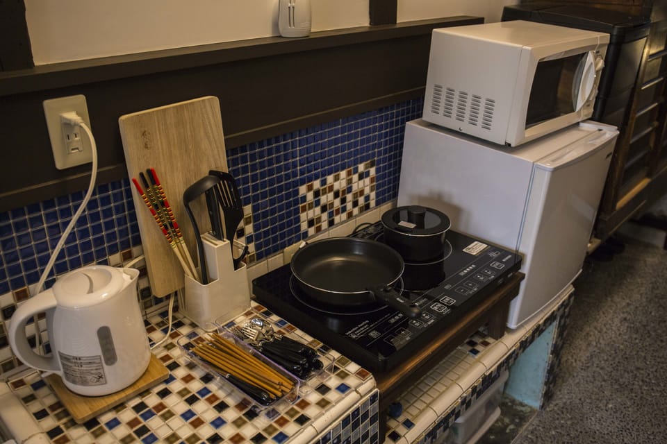 Comfort Townhome, 2 Bedrooms, Non Smoking, Garden View | Private kitchen | Fridge, microwave, stovetop, electric kettle