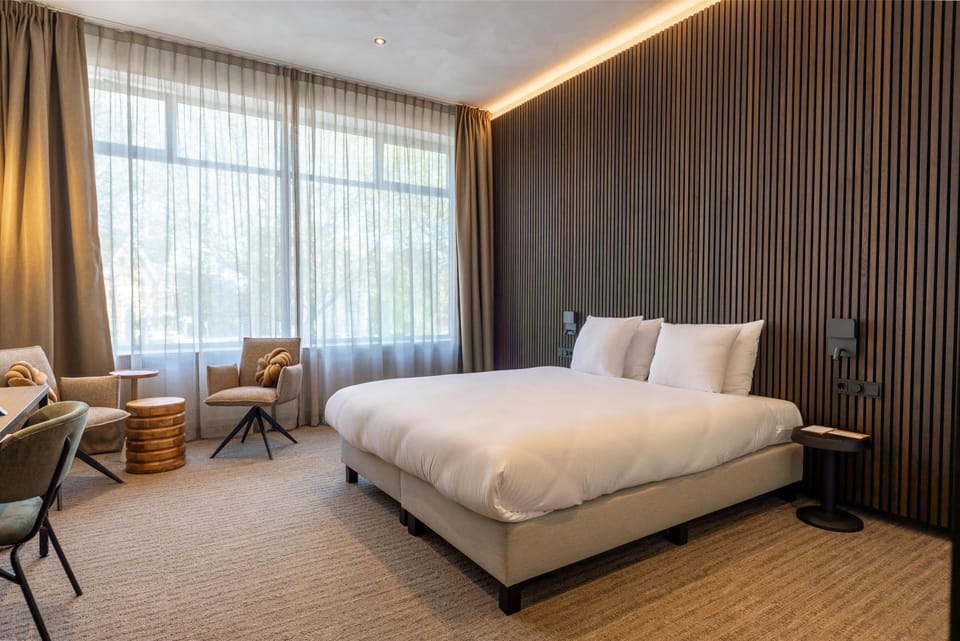 Standard Room, 1 King Bed, Non Smoking | In-room safe, desk, iron/ironing board, free WiFi