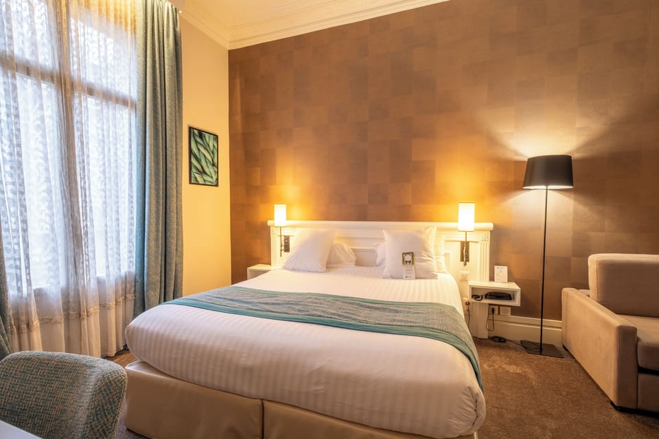 Executive Room, 1 Queen Bed, Non Smoking | Premium bedding, pillowtop beds, minibar, in-room safe