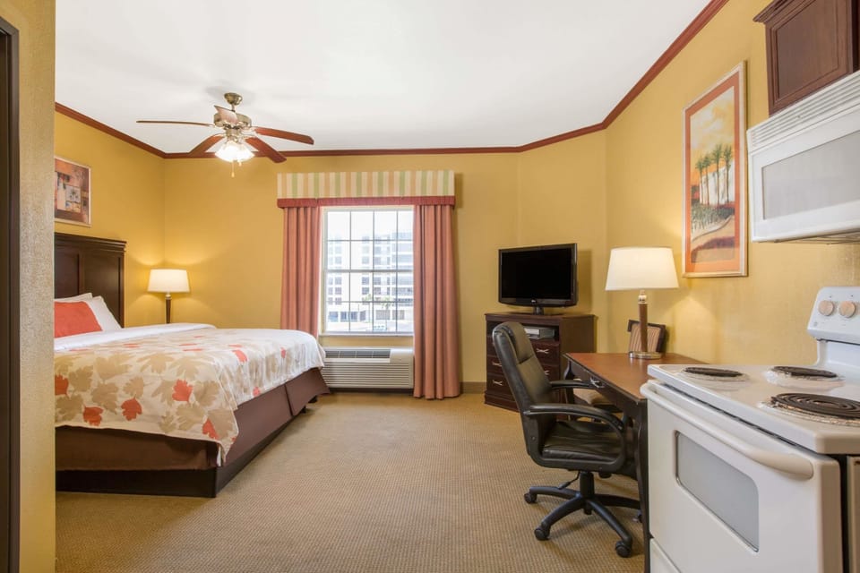 Premium bedding, in-room safe, desk, blackout drapes