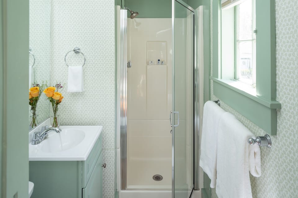 LYMAN (King) | Bathroom | Designer toiletries, hair dryer, bathrobes, towels