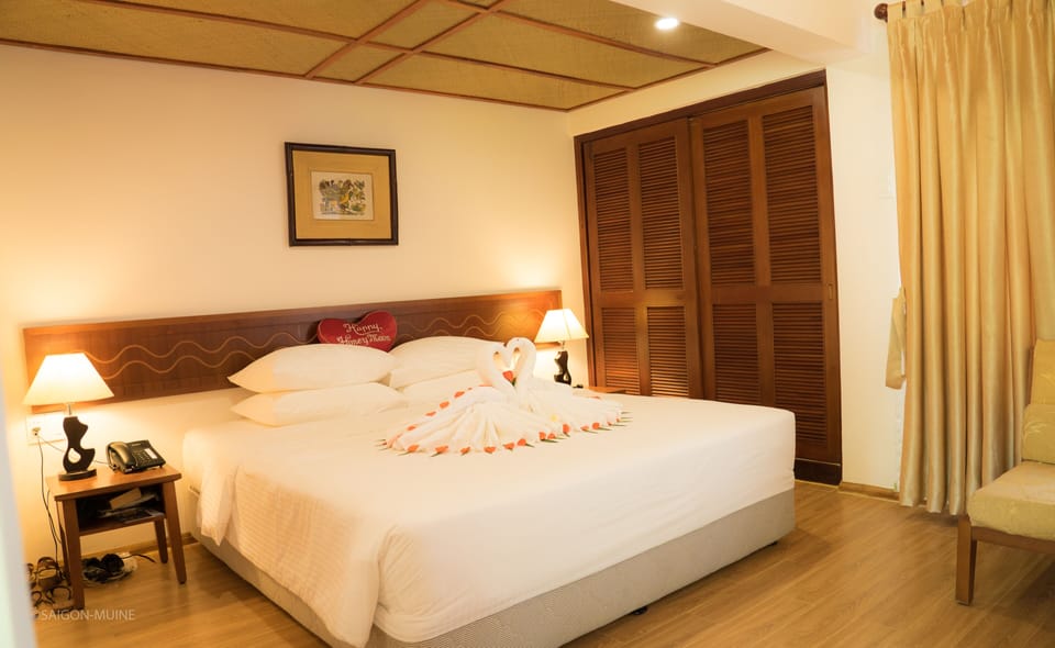 Bungalow | Minibar, in-room safe, iron/ironing board, free WiFi