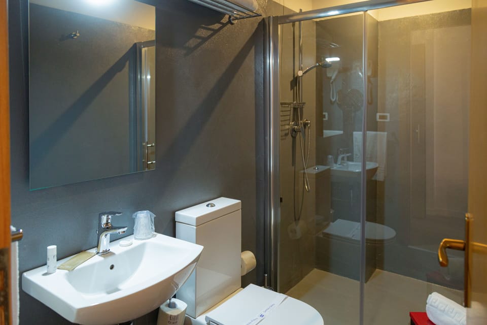Classic Single Room | Bathroom | Shower, hair dryer, towels