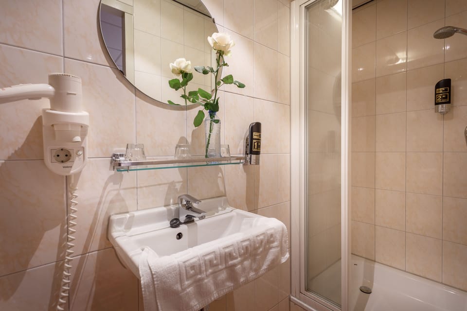 Basic Single Room, 1 Twin Bed | Bathroom | Combined shower/tub, free toiletries, hair dryer, towels