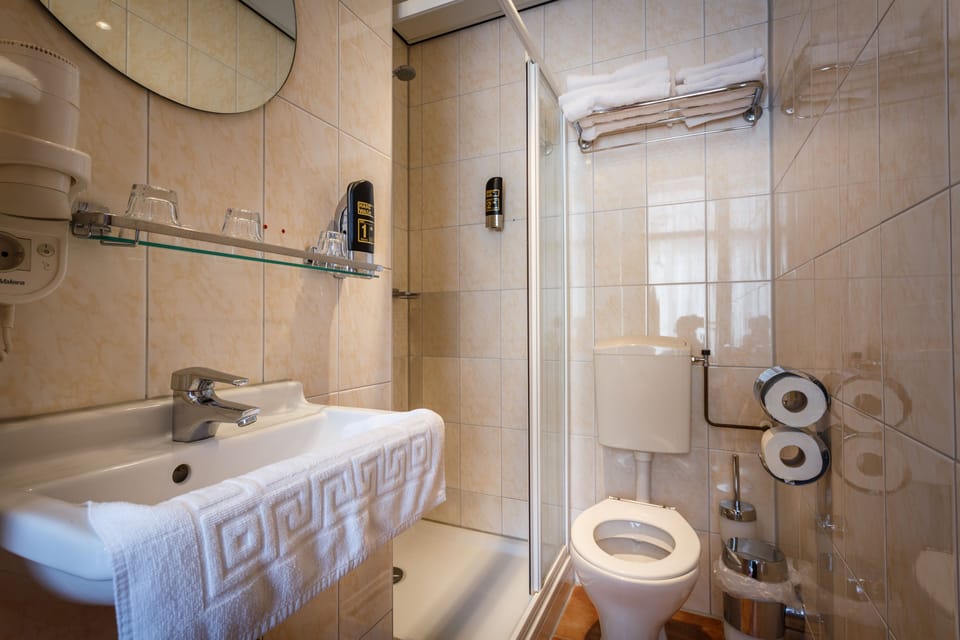 Combined shower/tub, free toiletries, hair dryer, towels