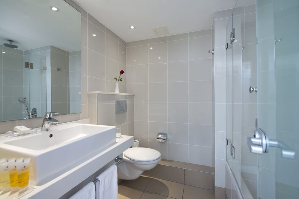 Bathtub, free toiletries, hair dryer, towels