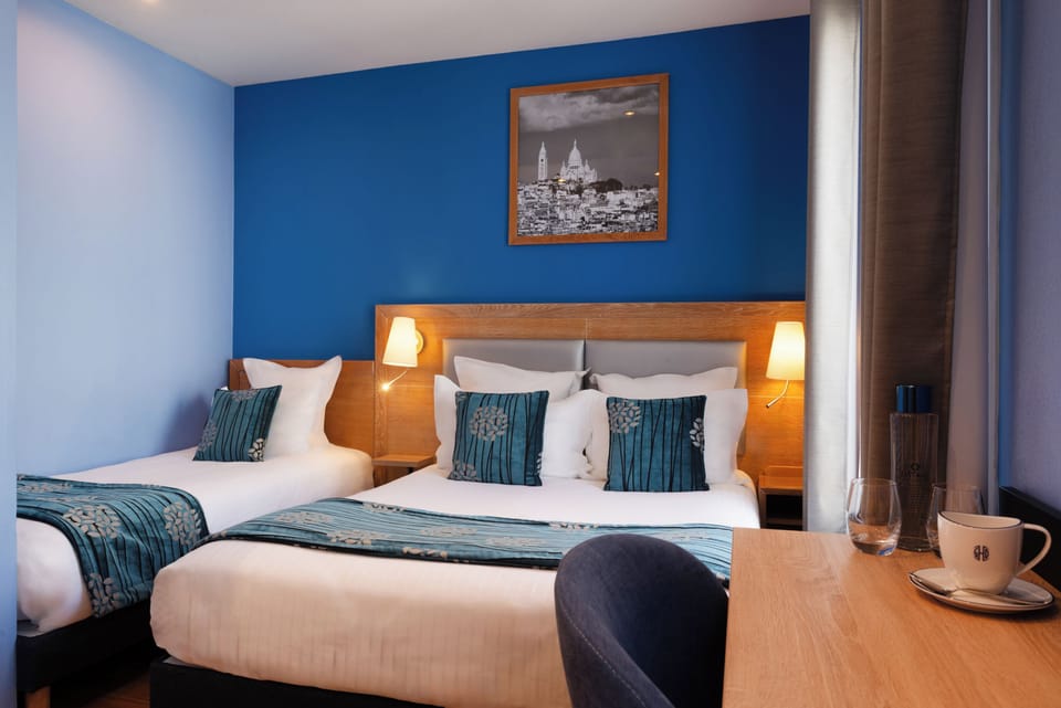 Triple Room | Minibar, in-room safe, individually decorated, individually furnished