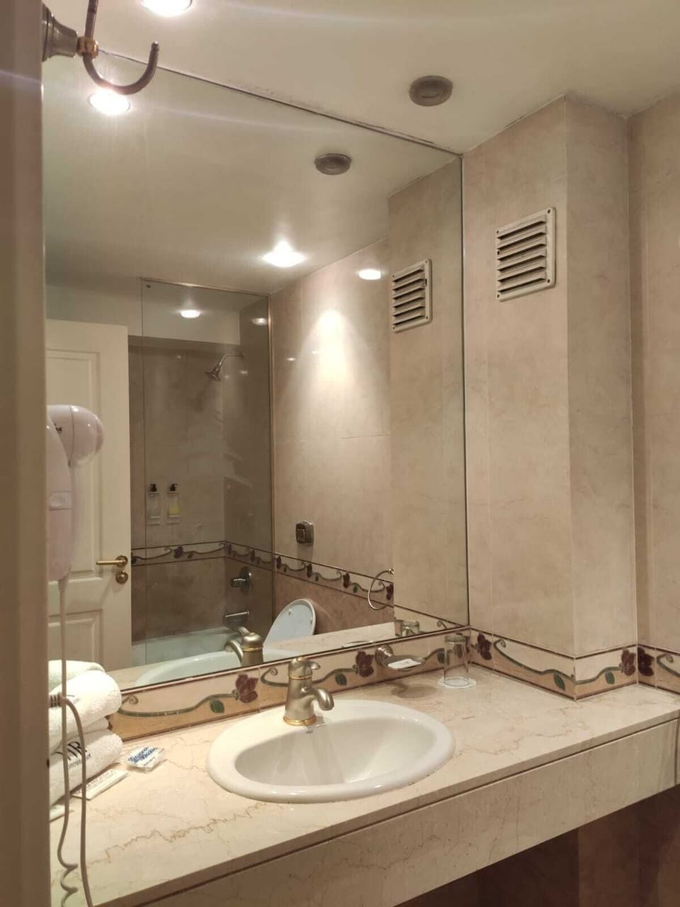 Classic Triple Room | In-room safe, free cribs/infant beds, free WiFi, bed sheets