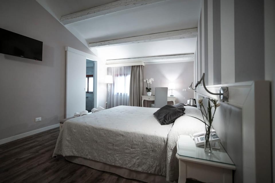 Deluxe Double or Twin Room | Minibar, in-room safe, desk, blackout drapes