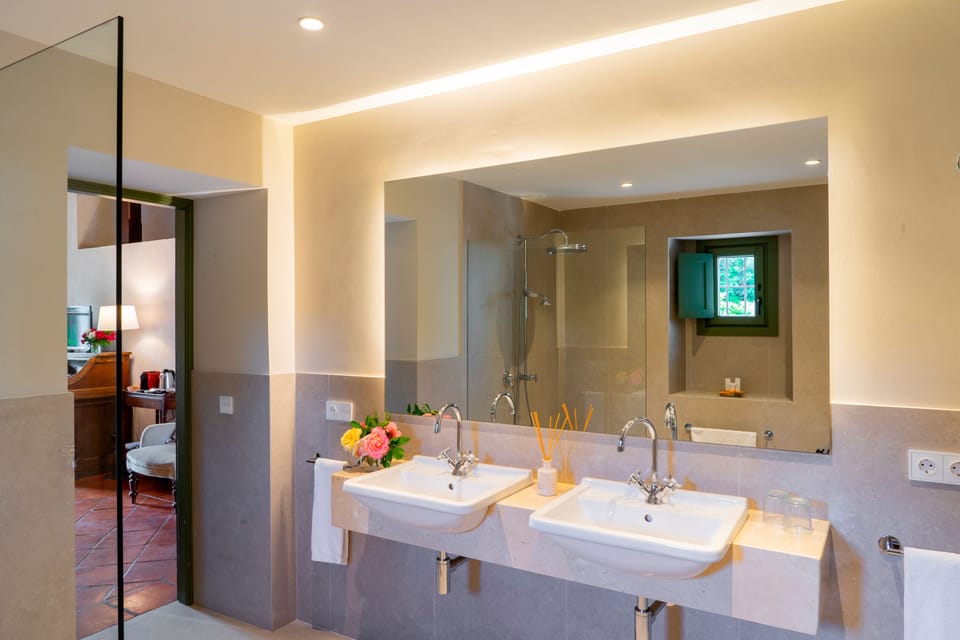 Suite | Bathroom | Combined shower/tub, free toiletries, hair dryer, towels