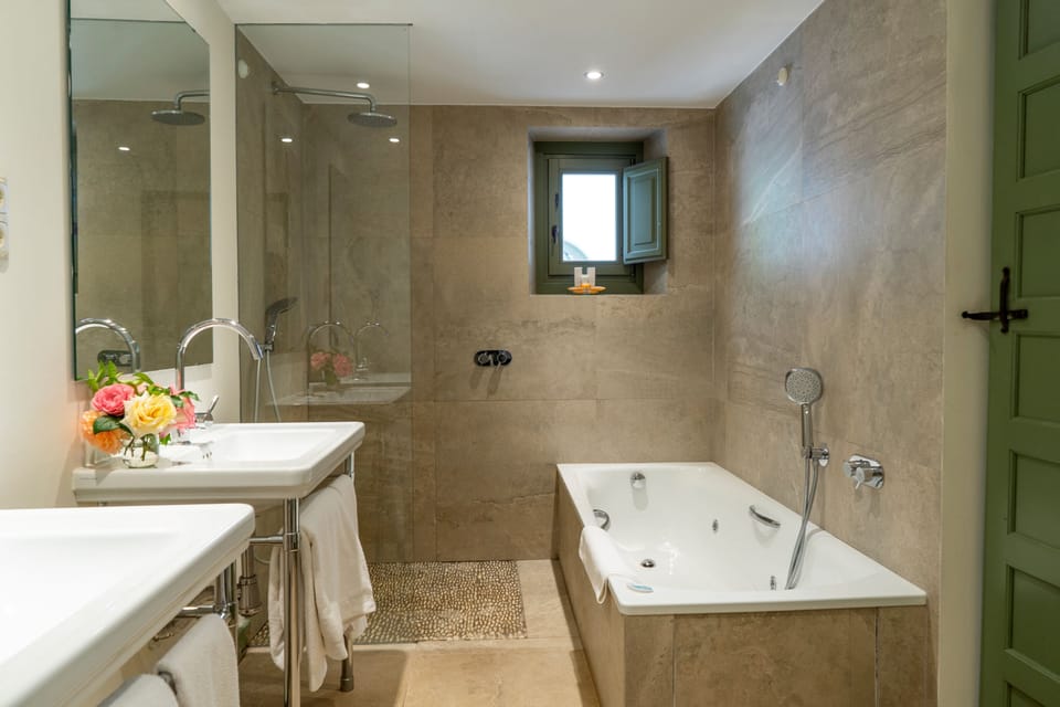Suite | Bathroom | Combined shower/tub, free toiletries, hair dryer, towels