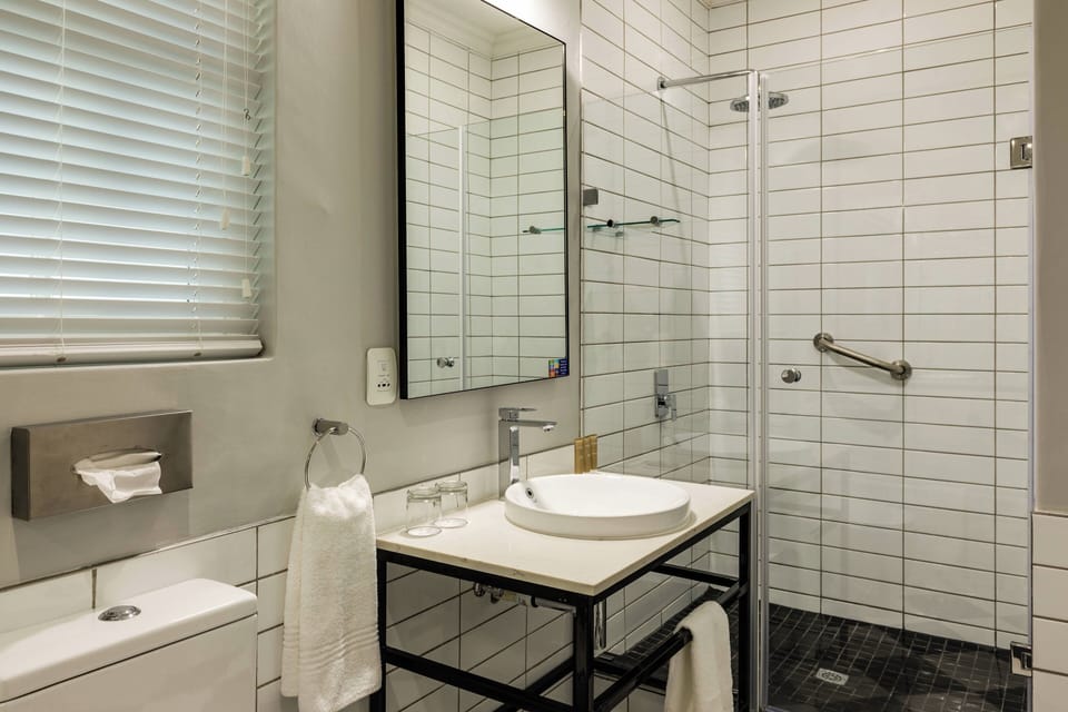 Deluxe Room, 1 King Bed | Bathroom | Free toiletries, hair dryer, towels, soap