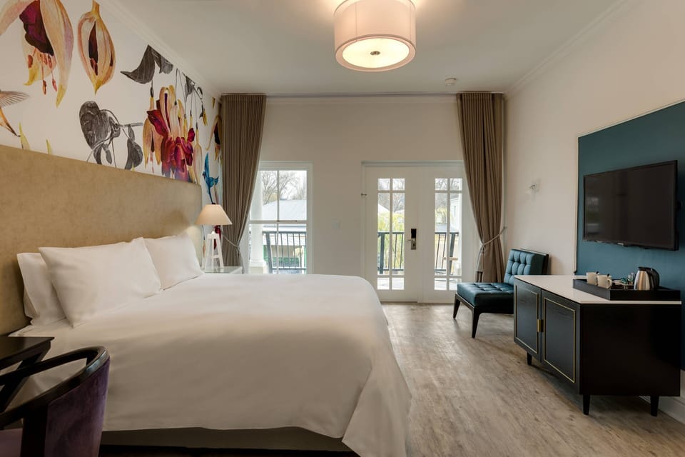 Deluxe Room, 1 King Bed | Minibar, in-room safe, desk, blackout drapes