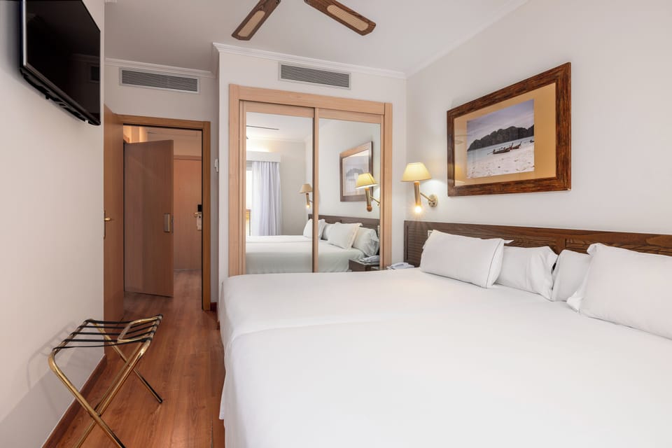 Double Room, Connecting Rooms | Minibar, in-room safe, desk, soundproofing