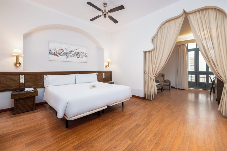 Junior Suite | Minibar, in-room safe, desk, soundproofing