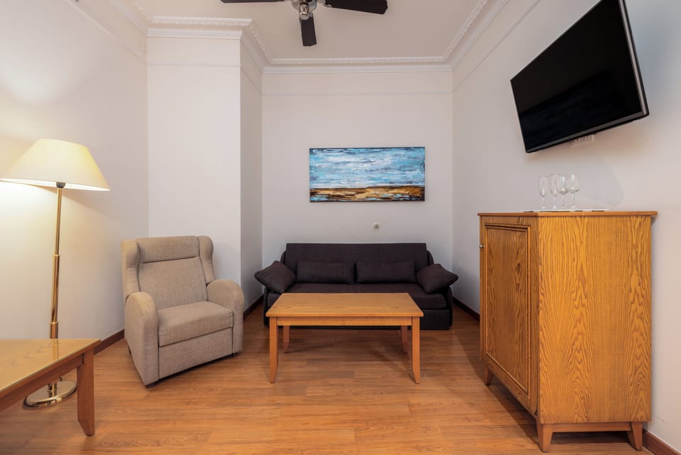 Junior Suite | Minibar, in-room safe, desk, soundproofing