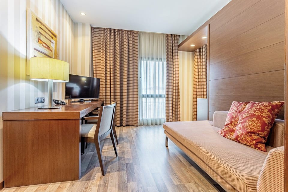 Classic Room | Minibar, in-room safe, desk, soundproofing