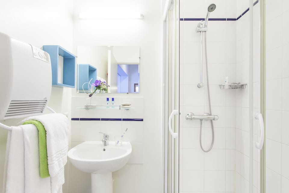 Standard Triple Room, 3 Twin Beds | Bathroom | Hair dryer, towels