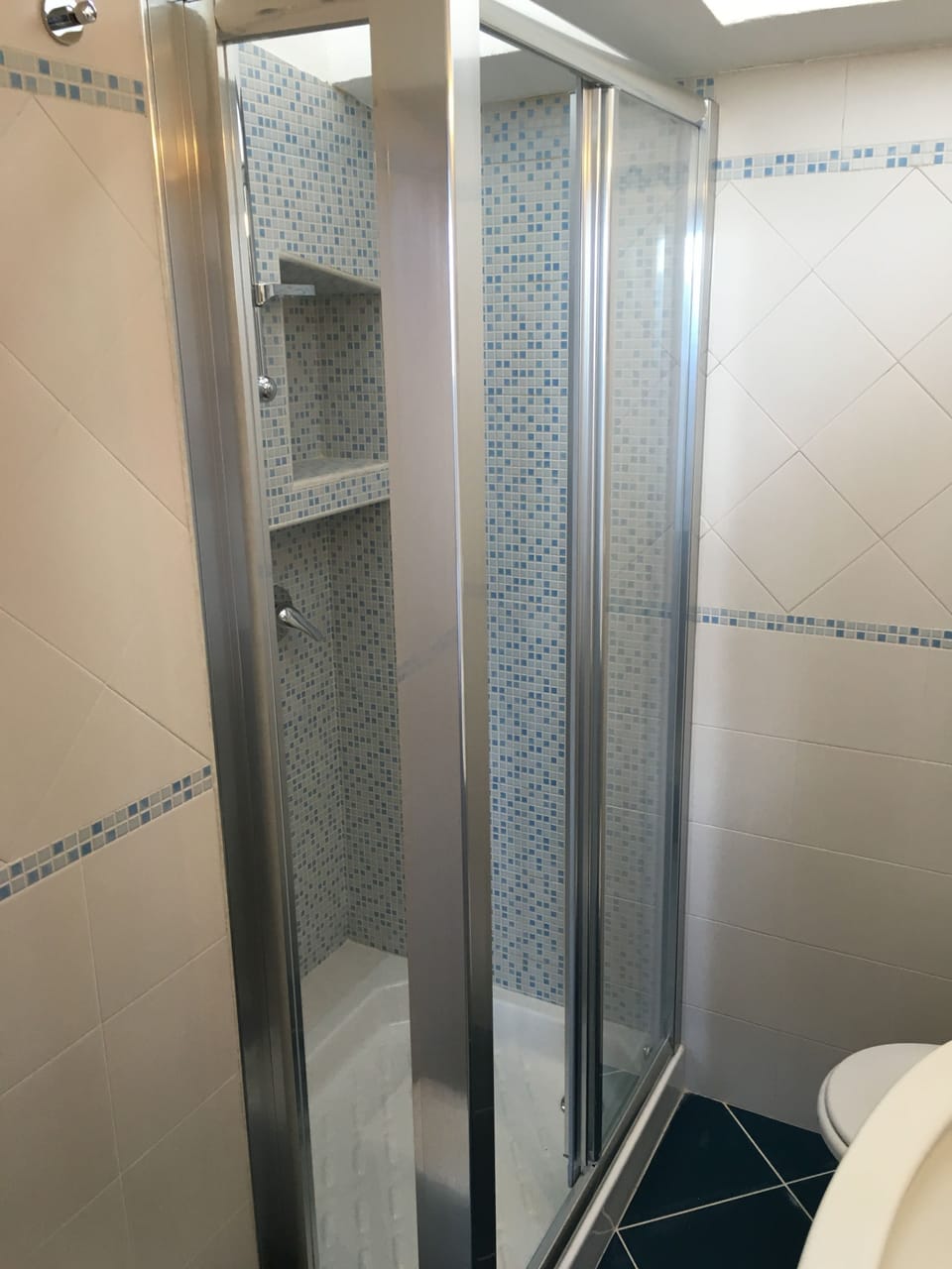 ROOM 05 VISTA MARE | Bathroom | Shower, free toiletries, hair dryer, towels