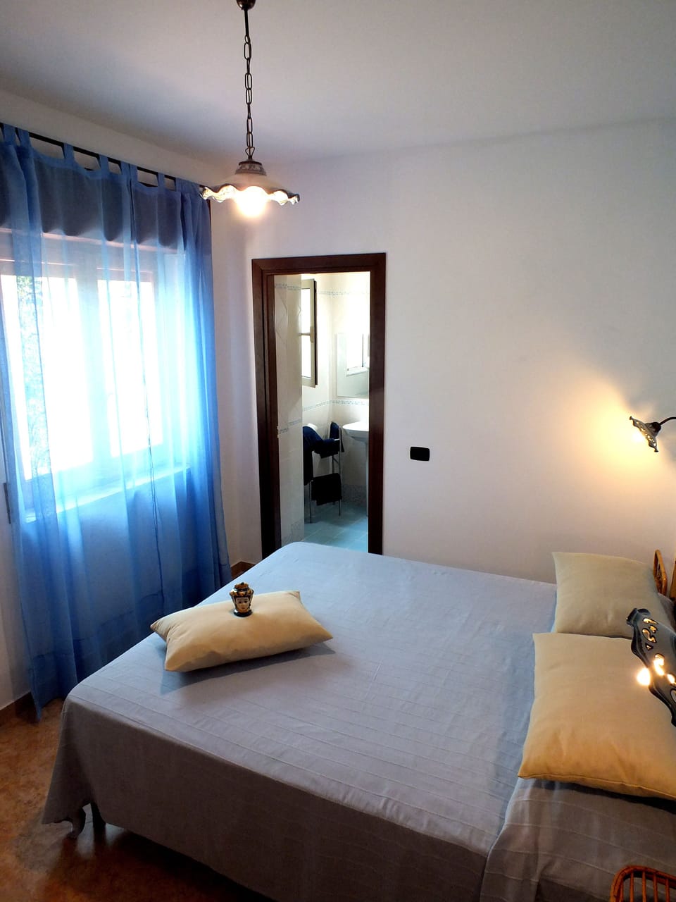 ROOM 04 | Premium bedding, minibar, in-room safe, free WiFi