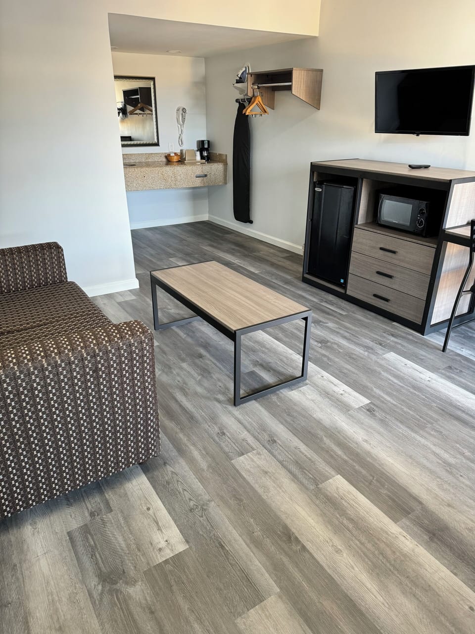 Family Suite, Non Smoking | Iron/ironing board, WiFi (free), bed sheets