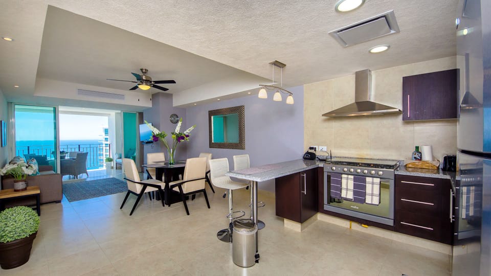 Full-size fridge, microwave, oven, stovetop
