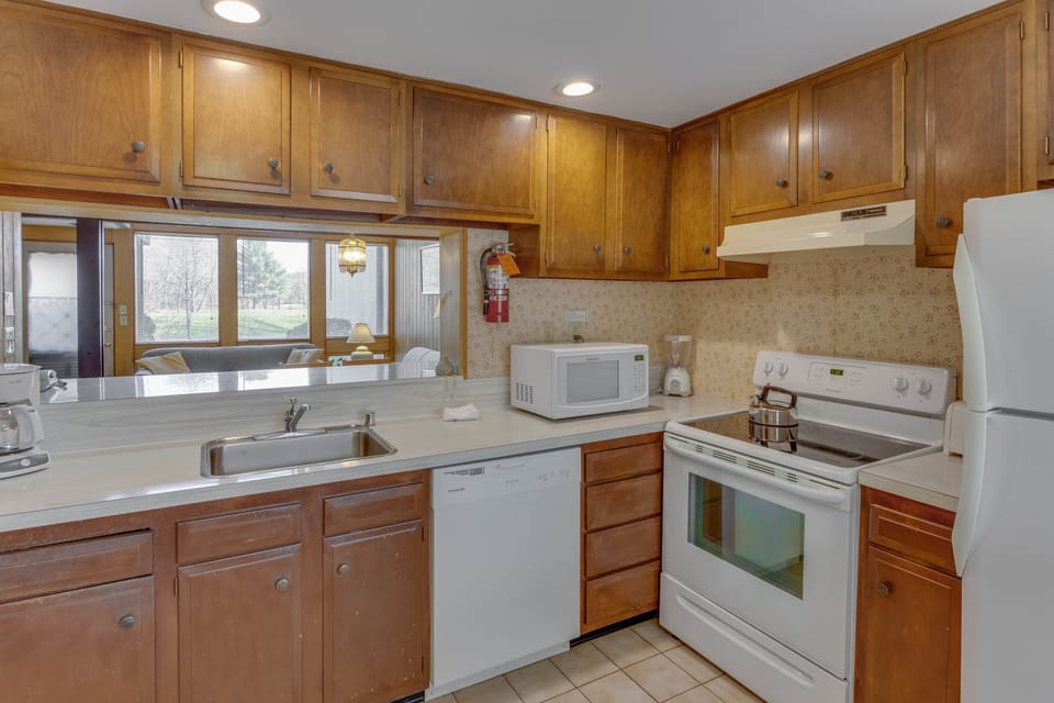 Standard Townhome, 2 Bedrooms, Non Smoking | Private kitchen | Coffee/tea maker, fridge, microwave, oven