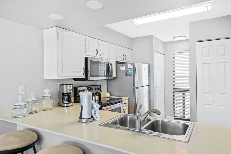 Condo, 2 Bedrooms, Sea View (904) | Private kitchen | Full-size fridge, microwave, oven, stovetop