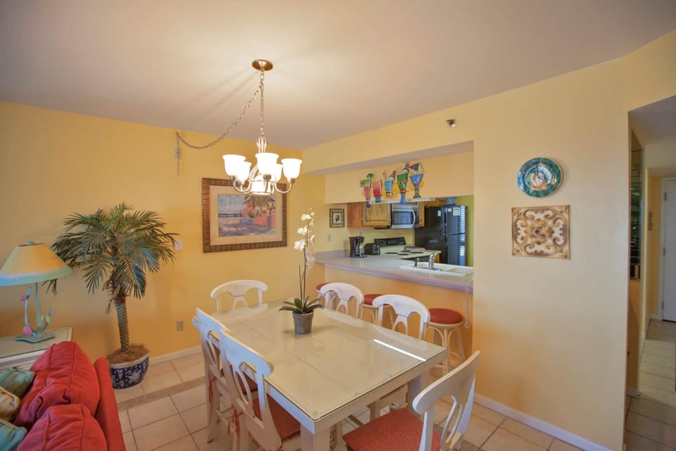 Condo, 2 Bedrooms, Sea View (404) | In-room dining