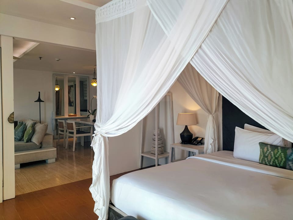 The Camakila Suite | Minibar, in-room safe, desk, blackout drapes