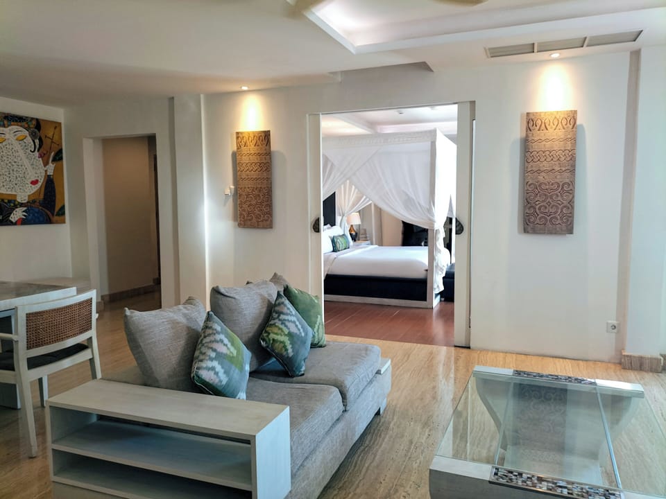 The Camakila Suite | Minibar, in-room safe, desk, blackout drapes