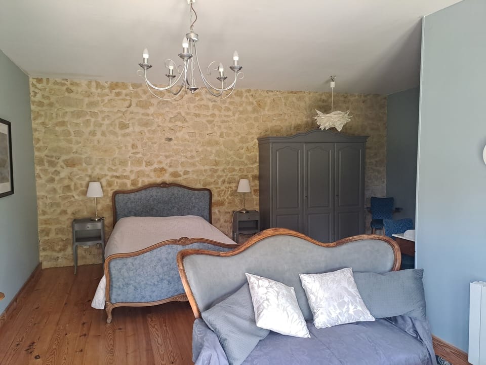 Double Room (Charlotte) | Individually decorated, individually furnished, blackout drapes