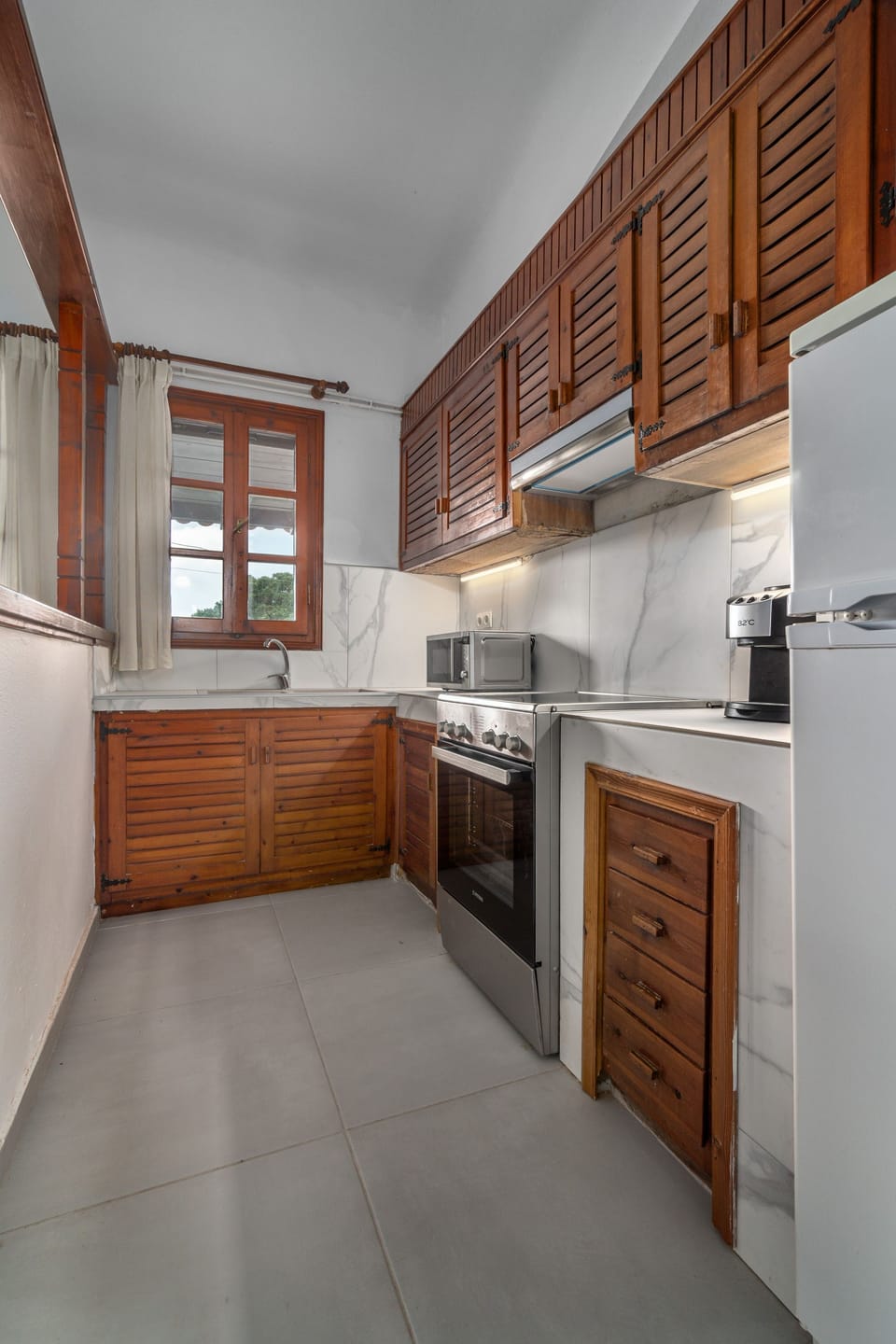 Penthouse, 1 Queen Bed with Sofa bed, Sea View | Private kitchen | Mini-fridge, electric kettle, cleaning supplies, paper towels