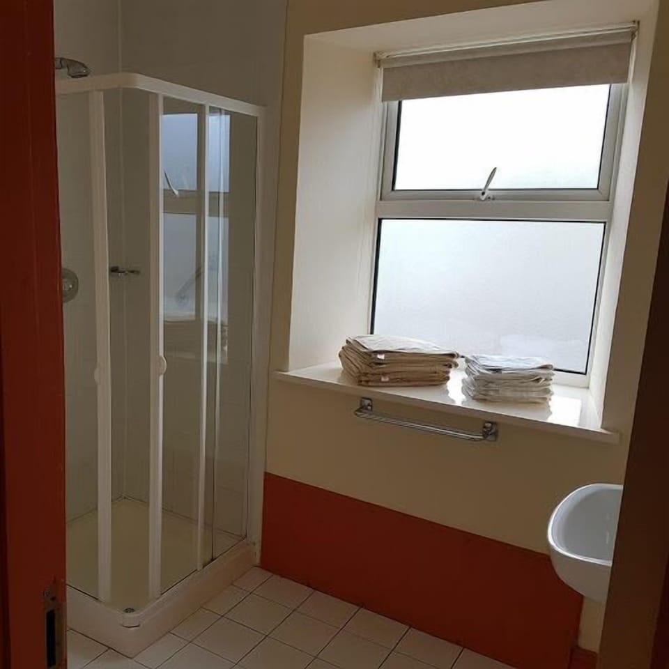 Twin Room, Ensuite | Bathroom | Shower, free toiletries, hair dryer, towels