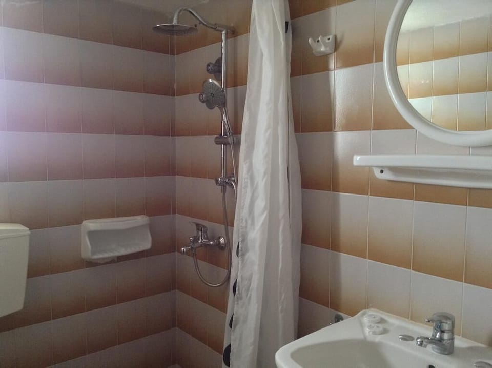 Soundproofing, free cribs/infant beds, free WiFi