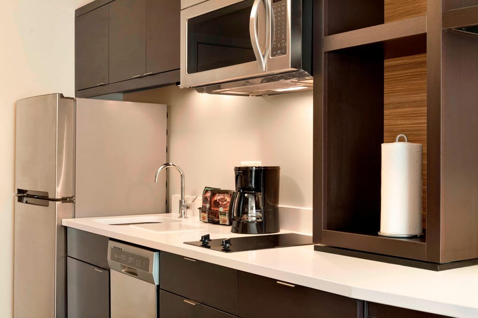 Coffee/tea maker, full-size fridge, microwave, stovetop