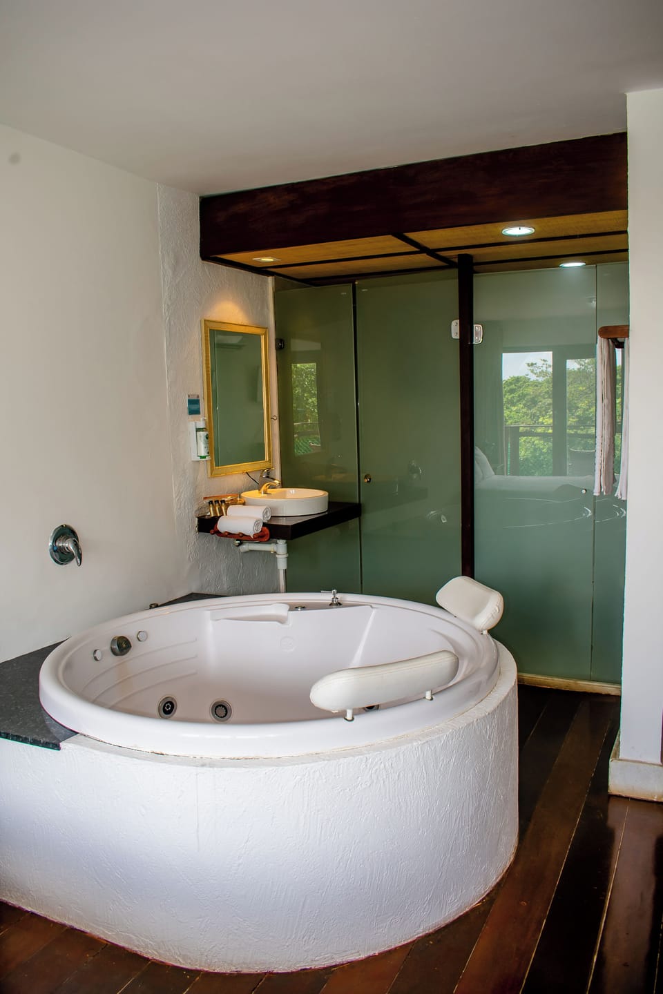 Suite with Hot Tub | In-room safe, soundproofing, free WiFi, bed sheets