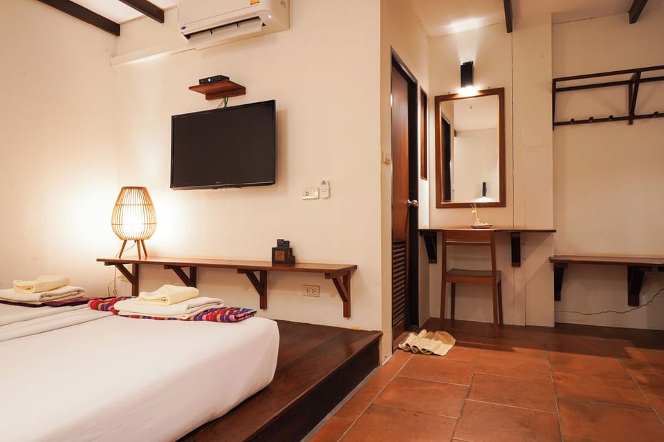 Deluxe Studio, 1 King Bed | Minibar, individually decorated, individually furnished, free WiFi