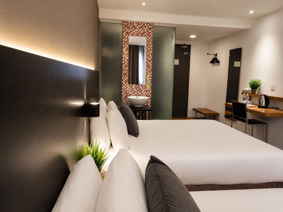 Triple Room Deluxe | Desk, free WiFi