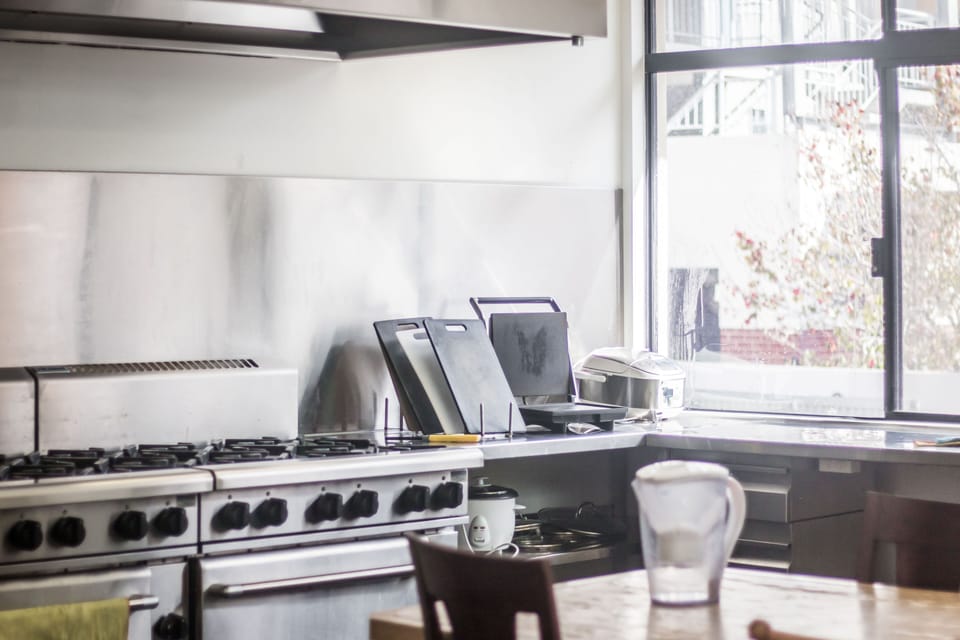 4 Bed Mixed Dorm | Shared kitchen facilities | Full-size fridge, microwave, oven, stovetop