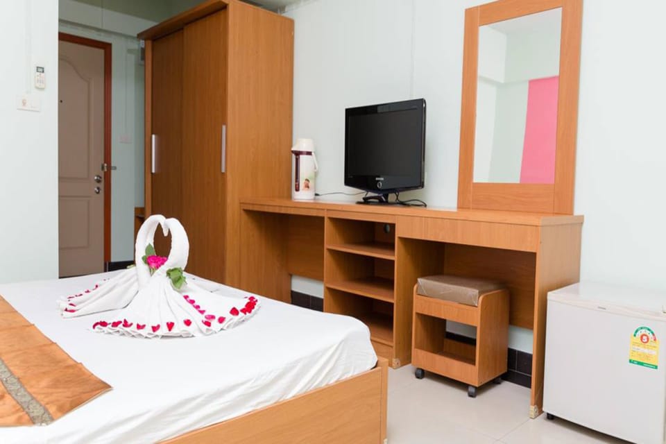 Standard Double Room, 1 King Bed, Non Smoking, Private Bathroom | Desk, free WiFi