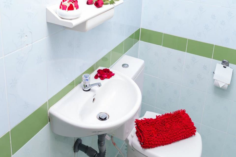 Standard Double Room, 1 King Bed, Non Smoking, Private Bathroom | Bathroom | Shower, free toiletries, bidet, towels